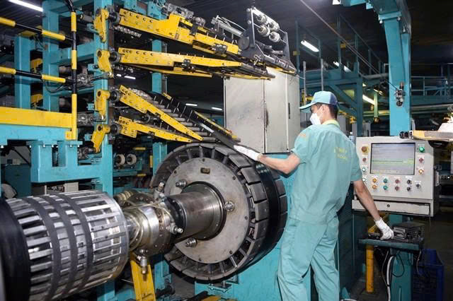 Workers operate a truck tyre production system at the DRC factory in Danang city, central Vietnam. Photo courtesy of VNA.