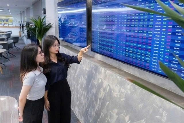 Investors are closely monitoring the stock market as the Ministry of Finance has proposed that resident individuals transferring securities would be subject to a 20% annual tax rate on taxable income. Photo courtesy of Tuoi Tre (Youth) newspaper.