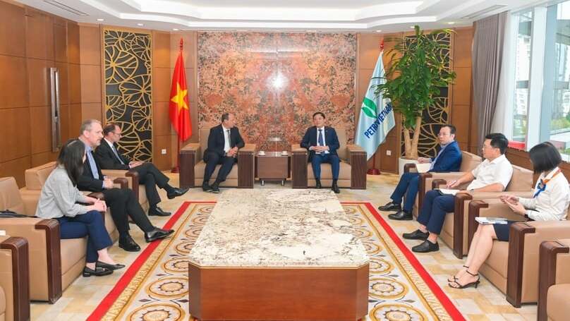 At a meeting between president and CEO of UK Jadestone Energy, Thomas Mitchell (Mitch) Little, (left) and Petrovietnam CEO Le Ngoc Son in Hanoi on July 24, 2025. Photo courtesy of Petrovietnam.