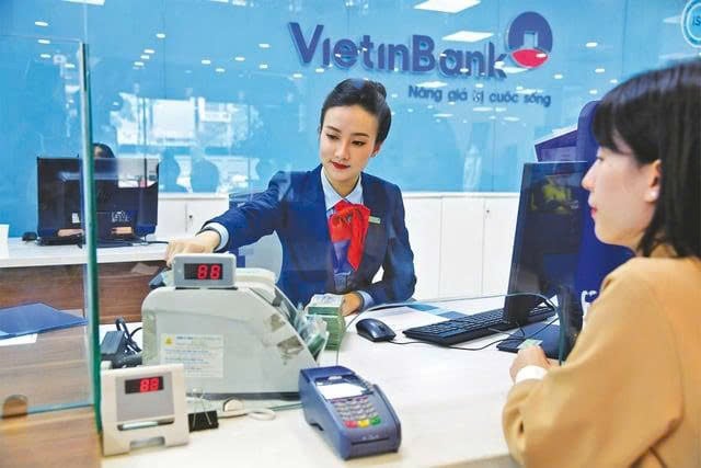 A customer makes a transaction at VietinBank. Photo courtesy of the bank.