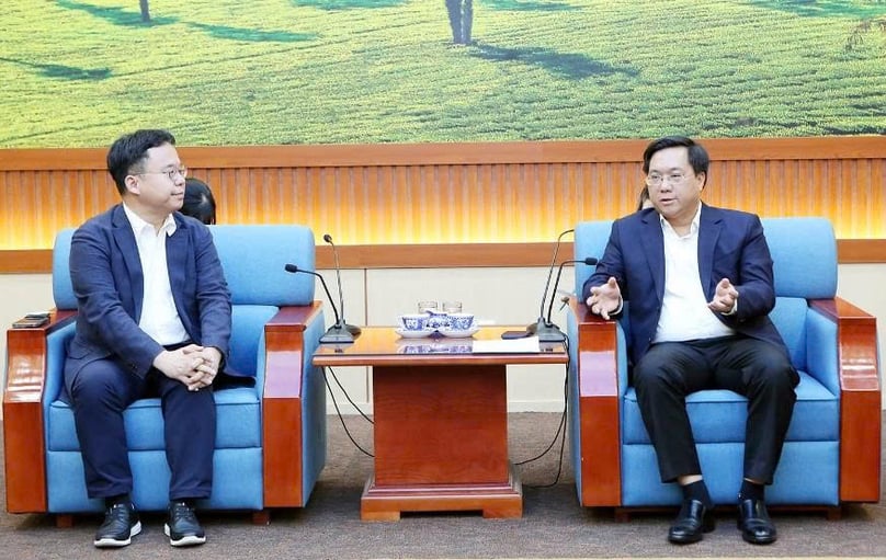  Chairman of the Phu Tho provincial People’s Committee Tran Duy Dong receives LG Energy Solution senior manager Lee Jin Woo on August 1, 2025. Photo courtesy of the committee's portal.