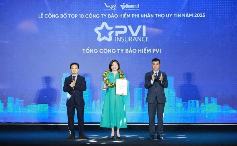Nguyen Vu Tam, deputy CEO of PVI Insurance, receives the award. Photo courtesy of the company.