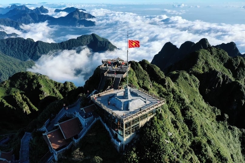 The scenery atop Fansipan – the sacred and majestic “Roof of Indochina”.