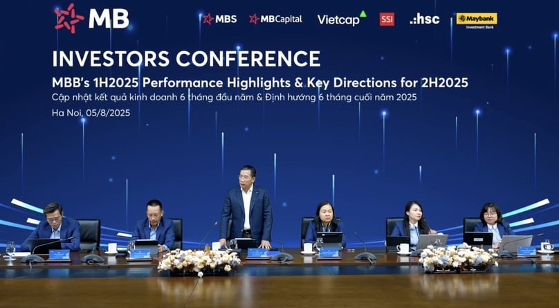 MB's online investors conference chaired by Luu Trung Thai, chairman of the board of directors (standing), August 5, 2025. Photo courtesy of MB.