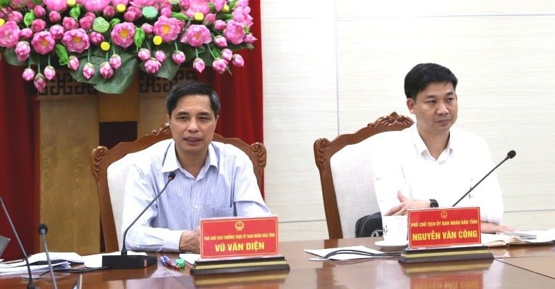 Vu Van Dien (left), standing Vice Chairman of the Quang Ninh province People's Committee, speaks at a meeting on August 6, 2025 to address obstacles for the Quang Ninh LNG-to-power project and some others in the coal sector. Photo courtesy of Quang Ninh newspaper.
