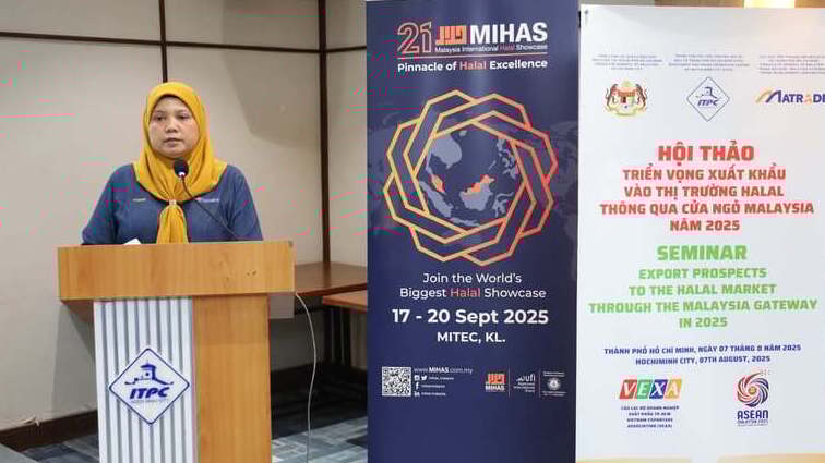 Zaimah Osman, Consulate General of Malaysia, Trade Section, speaks at a seminar named 'Prospects for exporting to the Halal market via the Malaysian gateway by 2025' in Ho Chi Minh City, August 7, 2025. Photo courtesy of the organizer.