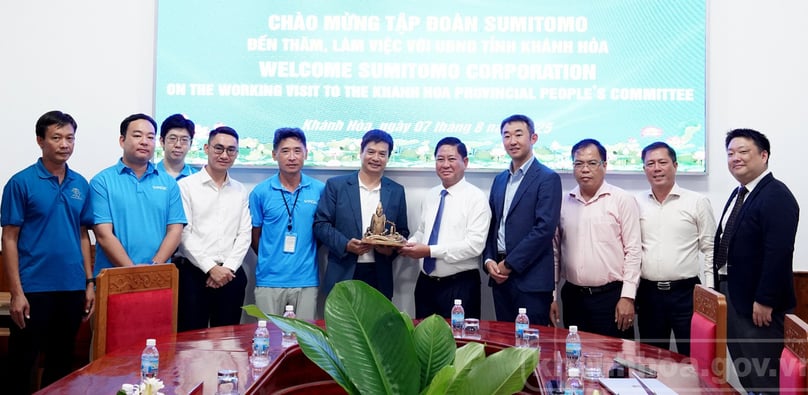 Tran Quoc Nam (fifth from right), deputy Party chief and Chairman of the Khanh Hoa People’s Committee, and representatives from Sumitomo, August 7, 2025. Photo courtesy of the provincial administration's news portal.