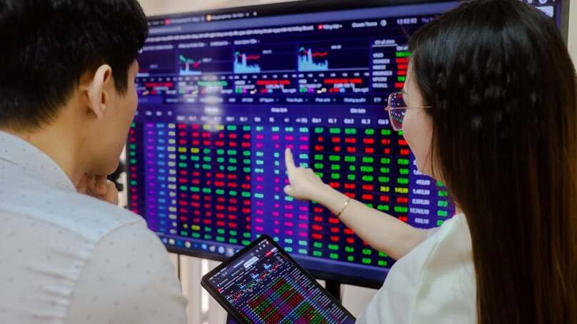 Investors track stock prices. Photo by The Investor/Trong Hieu.