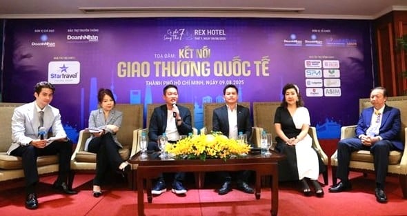Ngo Thanh Tung, national project director of Nippon Paint Vietnam (fourth from left), speaks at a panel discussion titled “Exploring the Chinese and Japanese markets: Penetration and sustainable development strategies” in HCMC, August 9, 2025. Photo courtesy of the organizer.