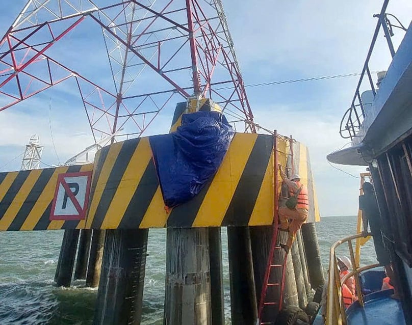 EVNNPT engineers and workers move from the barge onto the construction site. Photo courtesy of the company.