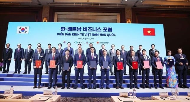 Vietnam's Party General Secretary To Lam and South Korea's Prime Minister Kim Min-seok witness the exchange of cooperation documents between the two countries in Seoul, August 12, 2025. Photo courtesy of Vietnam News Agency.