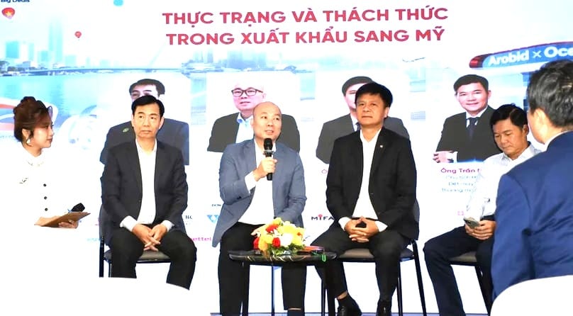 Vu Ba Phu, director of the Trade Promotion Agency under the Ministry of Industry and Trade (third from left), and Nguyen Manh Hung, chairman of NaFoods Group (fourth from left), at the launch of the Vietnam-U.S. international B2B e-commerce platform in Ho Chi Minh City, August 8, 2025. Photo courtesy of the organizer.