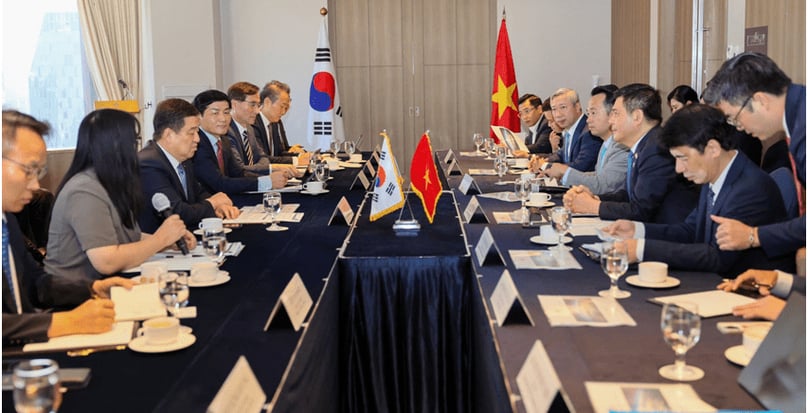 Vietnam's Minister of Industry and Trade Nguyen Hong Dien receives representatives of Posco International Corporation in Seoul on August 12, 2025. Photo courtesy of the ministry's news portal.