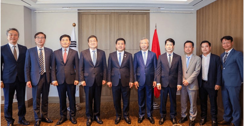 Vietnam's Minister of Industry and Trade Nguyen Hong Dien (fifth from left) and representatives of Posco International Corporation in Seoul on August 12, 2025. Photo courtesy of the ministry's news portal.