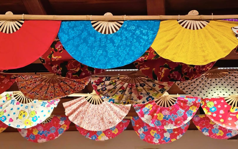 Folding silk fan from Chang Son village, Tay Phuong commune, Thach That, Hanoi. Photo courtesy of Sai Gon Tiep Thi (Saigon Marketing) newspaper.