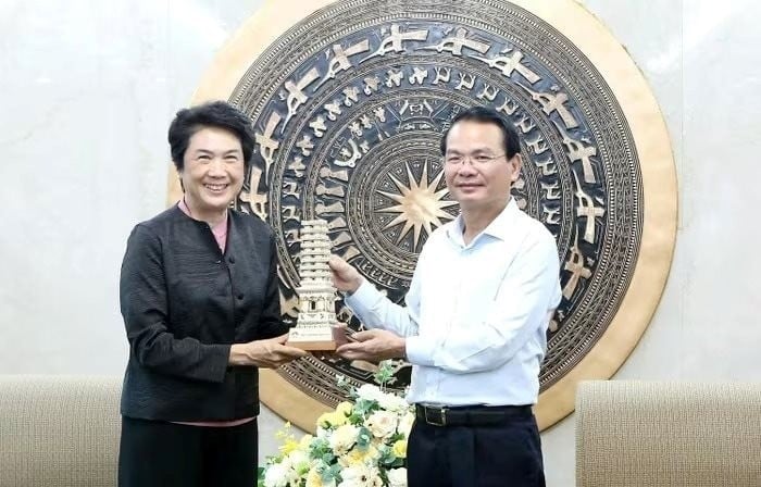 Dang Xuan Phong (right), Secretary of Phu Tho's Party Committee, receives Amata Vietnam CEO Somhatai Panichewa on August 14, 2025. Photo courtesy of the province's news portal.