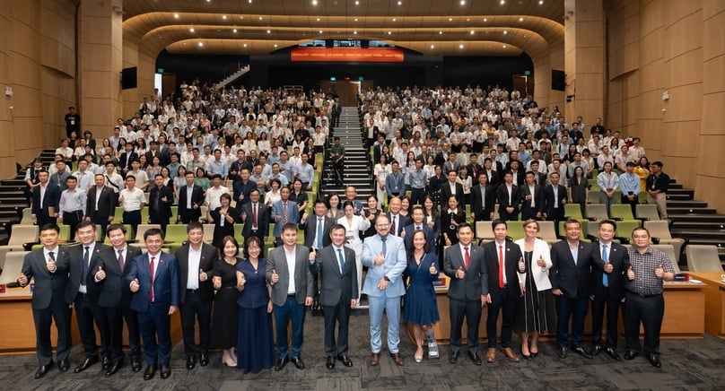 Cristiano Amon and Viettel's staff. Photo courtesy of Viettel.