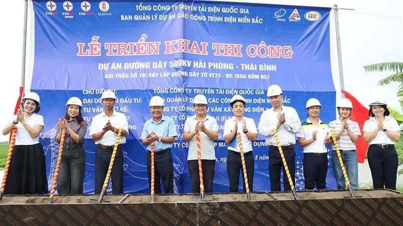 National Power Transmission Corporation leaders, representatives of Nguyen Du commune and other delegates at the project's groundbreaking ceremony. Photo courtesy of VNA.
