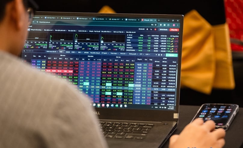 An investor watches Vietnamese stock prices. Photo by The Investor/Trong Hieu.