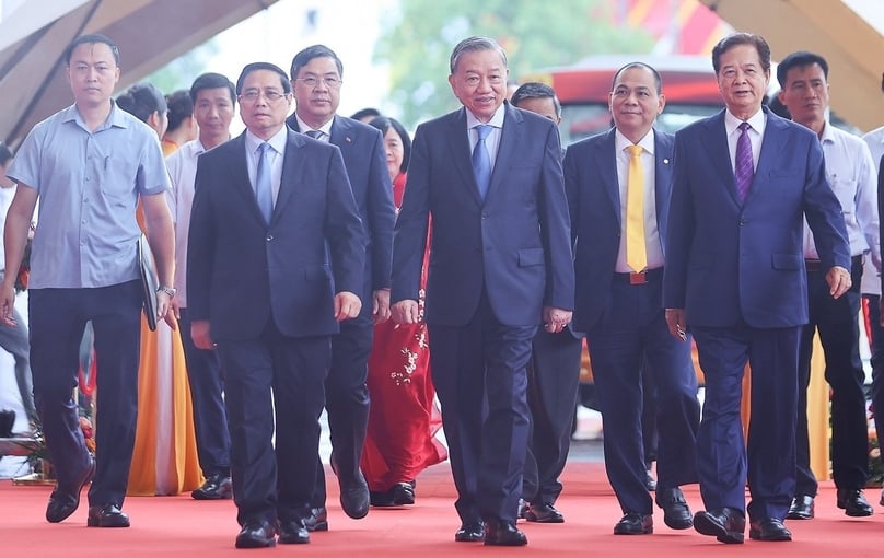 Party General Secretary To Lam (front, middle), Prime Minister Pham Minh Chinh (front, left), former Prime Minister Nguyen Tan Dung (front, right), and other delegates attend the groundbreaking and inauguration ceremony of 250 projects, Hanoi, August 19, 2025. Photo courtesy of the government's news portal.