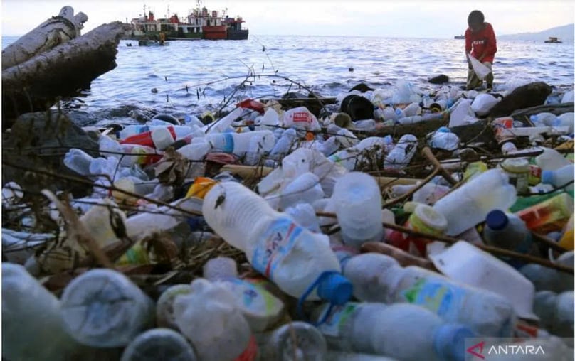 Indonesian Minister of Environment Hanif Faisol Nurofiq has emphasized that manufacturers must take greater responsibility for the waste generated by their products. Photo courtesy of Antara.
