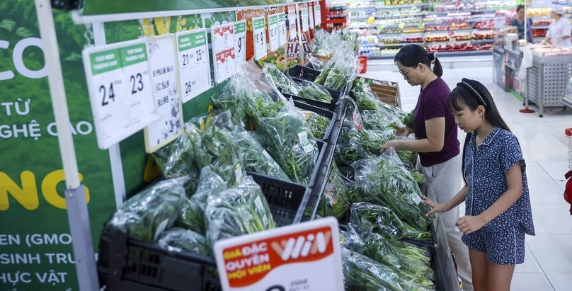 Customers shop goods at a WinMart supermarket. Photo courtesy of WinCommerce.