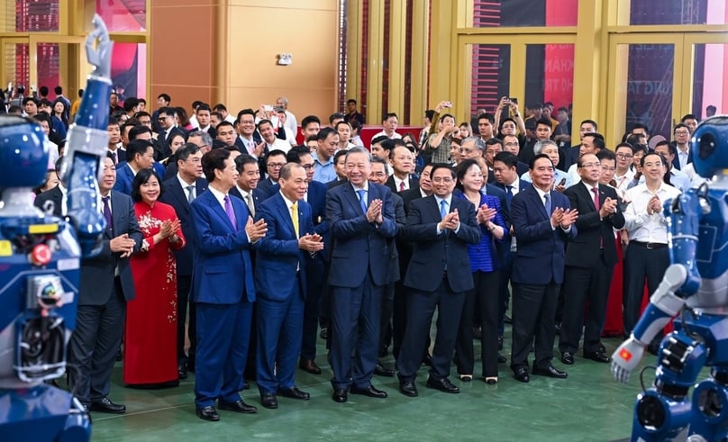 The robots' performance receives applause from the delegates. Front, from left: former Prime Minister Nguyen Tan Dung, Vingroup's chairman Pham Nhat Vuong, Party General Secretary To Lam, and Prime Minister Pham Minh Chinh, Hanoi, August 19, 2025. Photo courtesy of Tien Phong (Vanguard) newspaper.
