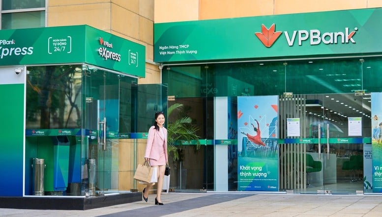 In front of a VPBank transaction office. Photo courtesy of the government's news portal.