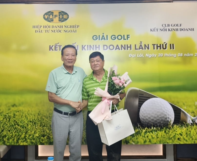 VAFIE chairman Dr. Nguyen Anh Tuan (left), head of VAFIE “Golf Club for Business,” presents the third prize to golfer Hoang The Vinh. Photo by The Investor.