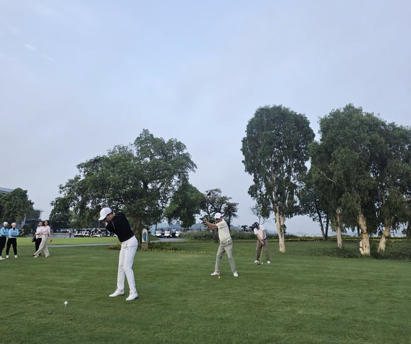 Representatives of the organizing committee hit the opening tee shot of the event. Photo by The Investor.