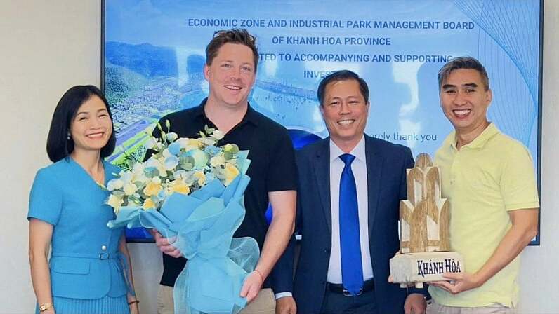 Leaders of Khanh Hoa Economic Zone and Industrial Park Management Board presents a souvenir to the ExxonMobile delegationn at the working session on August 19, 2025. Photo courtesy of Khanh Hoa newspaper.