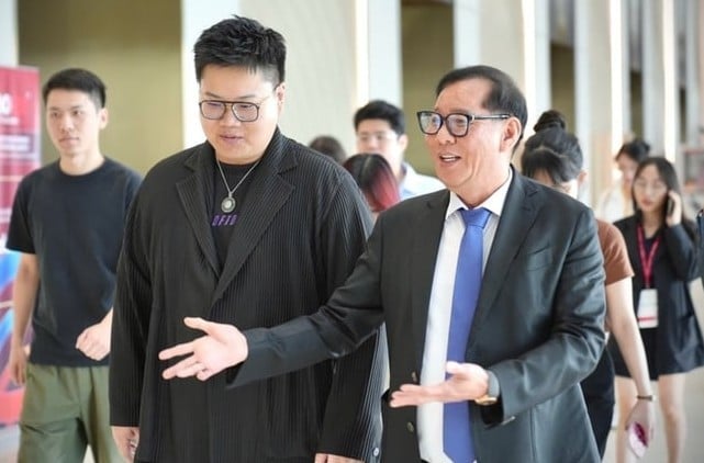 Tran Le Nguyen (right), general director of Kido Group, and Hu Tian Cheng, chairman of Yuguangtongchen. Photo courtesy of Kido.