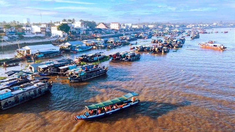 Cai Rang floating market, a tourist attraction in Can Tho city, southern Vietnam. Photo courtesy of Nhan dan (People) newspaper.