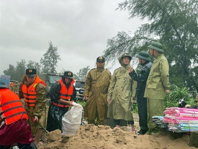 Deputy Prime Minister Tran Hong Ha and his working delegation inspect reinforcement work on the Hoi Thong dike in Dan Hai commune, Ha Tinh province.