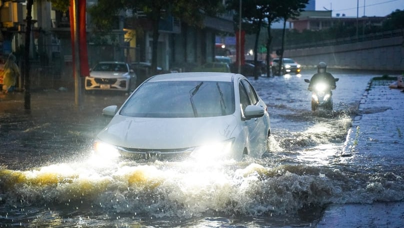 On Tuesday morning, many roads are deeply flooded, making traffic extremely difficult. Photo courtesy of Tien Phong (Vanguard) newspaper.