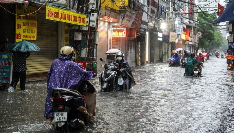 Trieu Khuc street in Hanoi is submerged in water, making traffic extremely difficult, August 26, 2025. Photo courtesy of Tien Phong (Vanguard) newspaper.