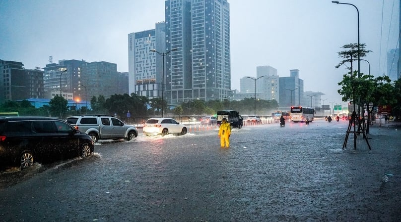 Pham Hung street in Hanoi at 5:40 a.m, August 26, 2025 under the impact of typhoon Kajiki. Photo courtesy of Tien Phong (Vanguard) newspaper.