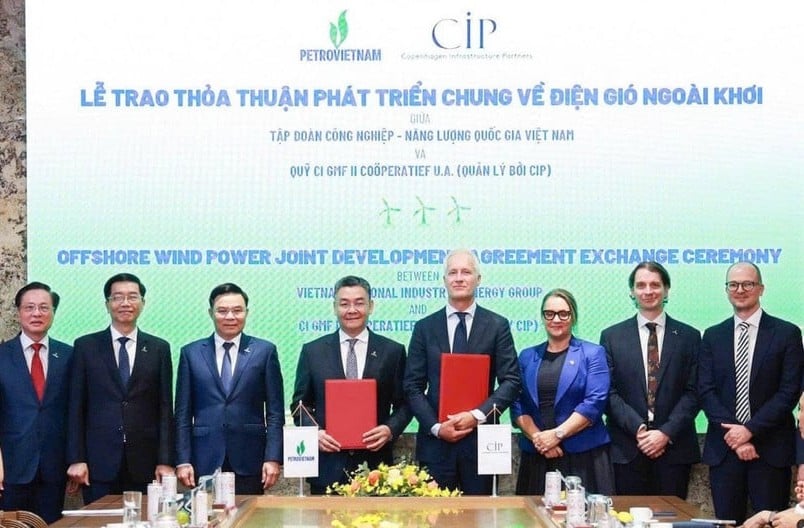 At the exchange of the Joint Development Agreement (JDA) on offshore wind power development between Petrovietnam and CI GMF II COÖPERATIEF U.A. – a fund managed by Copenhagen Infrastructure Partners on August 22, 2025. Photo courtesy of Petrovietnam.