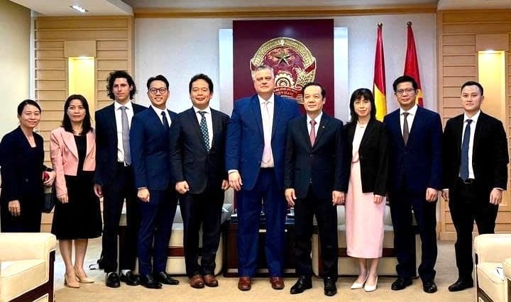 Vietnamese Deputy Minister of Science and Technology Pham Duc Long (fourth from right) and Amazon representatives at their meeting on August 26, 2025. Photo courtesy of the Ministry of Science and Technology.