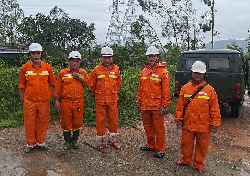 Transmission line operators from the Nghe An Power Transmission Team conduct corridor inspections after typhoon Kajiki on the morning of August 26, 2025. Photo courtesy of EVNNPT.
