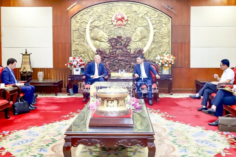 CTP’s CEO and founder Remon Vos (left) talks to Nguyen Le Huy, Vice Chairman of Hung Yen People’s Committee on August 26, 2025. Photo courtesy of Hung Yen newspaper.
