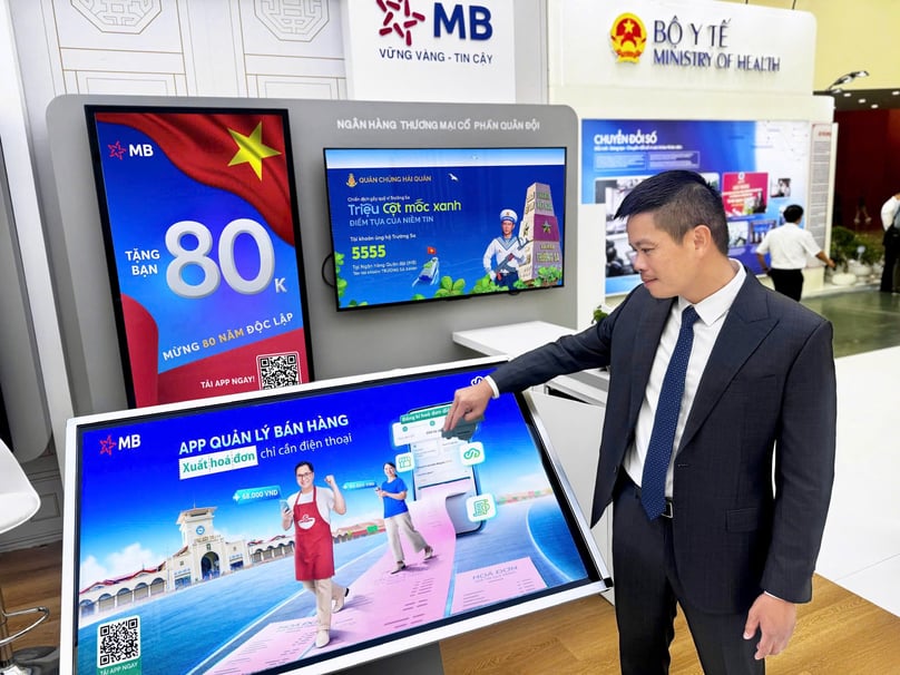 MB staff introduces digital financial solutions within the framework of the exhibition. Photo courtesy of the bank.