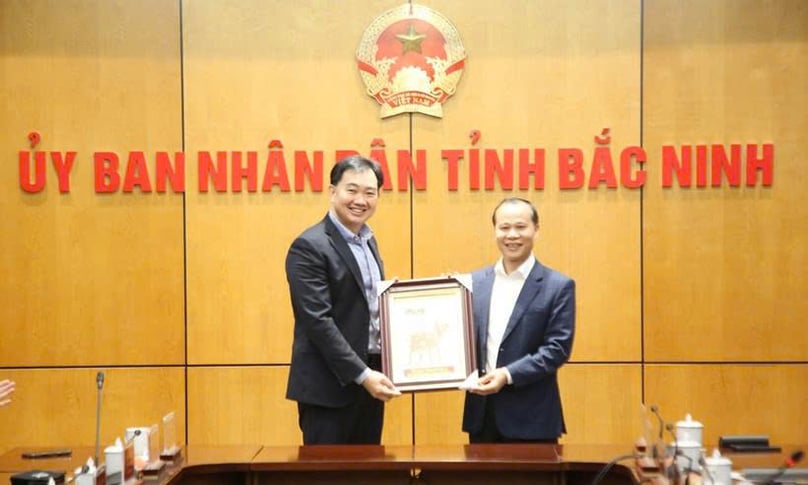 Vice Chairman of the Bac Ninh provincial People’s Committee Mai Son (right) presents a Dong Ho folk painting to Singapore Semiconductor Industry Association executive director Ang Wee Seng. Photo courtesy of Bac Ninh newspaper.