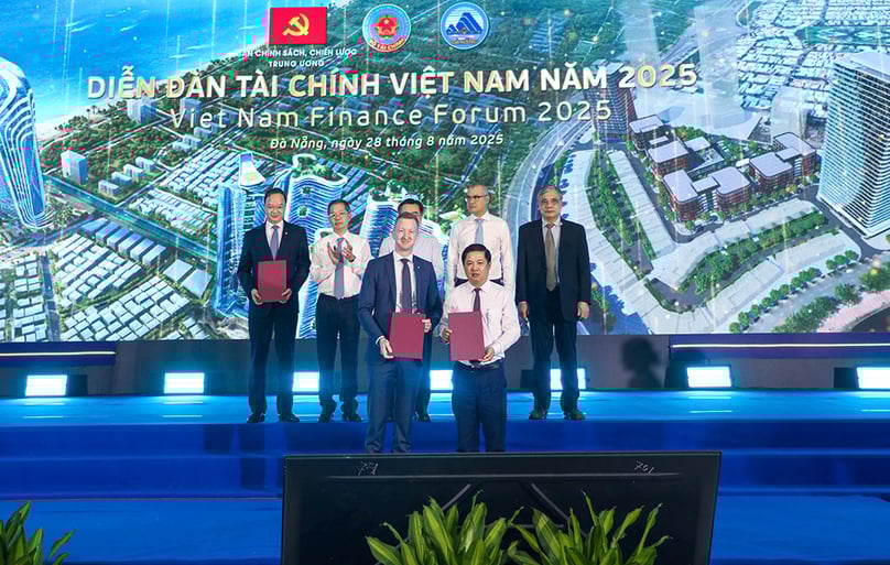 Danang exchanges an MoU with El Salvador-based Tether Operations S.A. de C.V at the Vietnam Finance Forum held in the city on August 28, 2025. Photo courtesy of Danang's news portal.