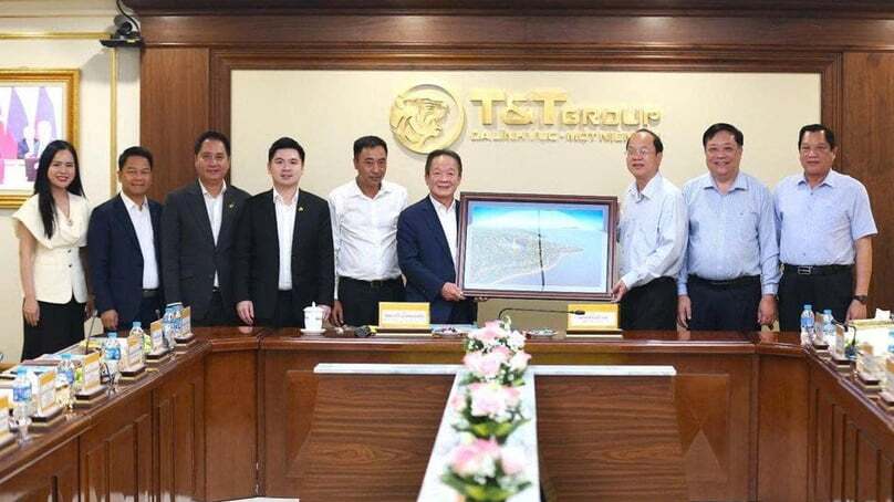 Các nhà lãnh đạo của tỉnh CA Mau trình bày một món quà cho nhóm T & T tại một phiên làm việc ở Hà Nội vào ngày 28 tháng 8 năm 2025. Ảnh lịch sự của công ty.