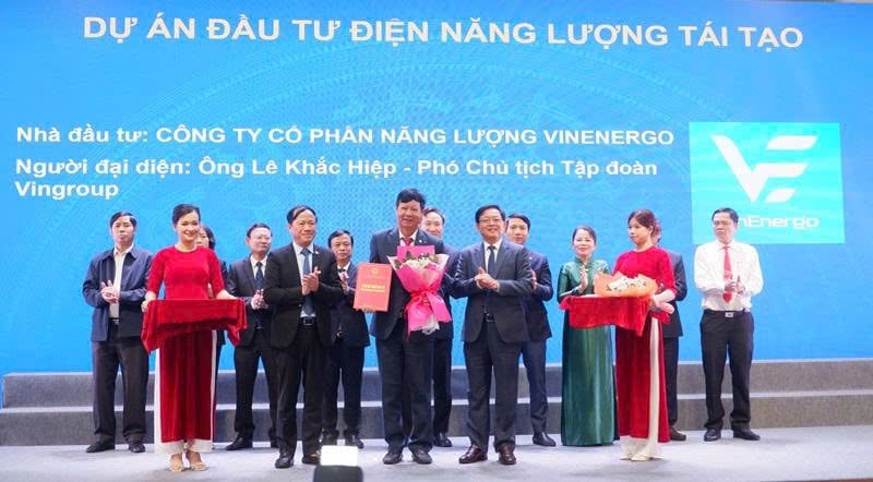 Gia Lai authorities grant an MoU on collaboration in renewable energy development to Le Khac Hiep, vice chairman of Vingroup and representative of VinEnergo, on August 29, 2025. Photo courtesy of Dau tu (Investment) newspaper.