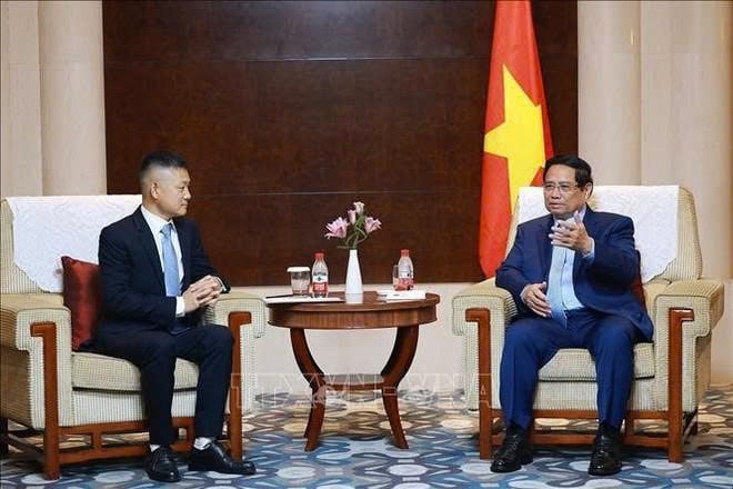 Prime Minister Pham Minh Chinh (right) and Wang Jiazhong, senior vice president of Yadea Group Holdings Ltd., at their meeting in Tianjin on August 31, 2025. Photo courtesy of Vietnam News Agency.