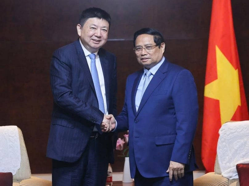 Prime Minister Pham Minh Chinh (right) and Yang Weidong, chairman of China Design Group Co. Ltd. (Huatie), in Tianjin on August 31, 2025. Photo courtesy of the government's news portal.