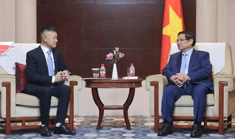 Prime Minister Pham Minh Chinh (right) receives Wang Jiazhong, senior vice president at Yadea Group, on the sidelines of the Shanghai Cooperation Organization (SCO) summit in China on August 31, 2025. Photo courtesy of the government's news portal.