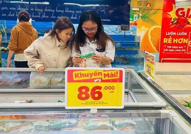 Consumers shop at a supermarket in Ho chi Minh City. Photo courtesy of Vietnam News Agency.